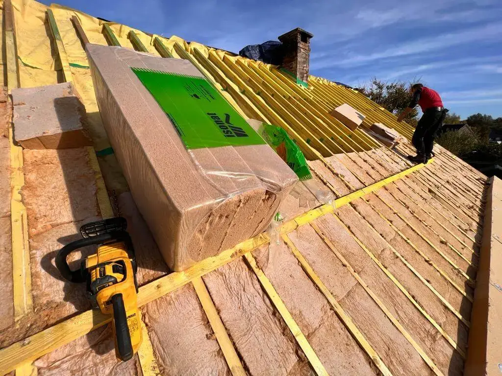 Pose d'isolants naturel sur une toiture inclinée par CBA Construct