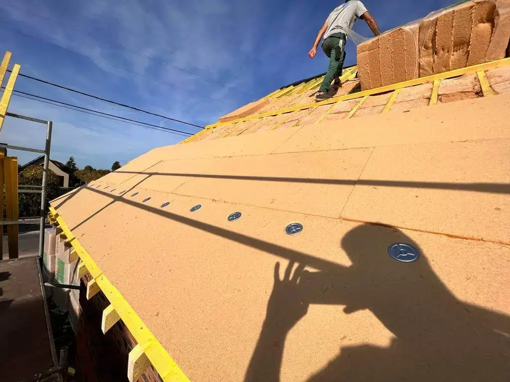 Isolation naturelle sur une toiture inclinée | Intervention par CBA Construct