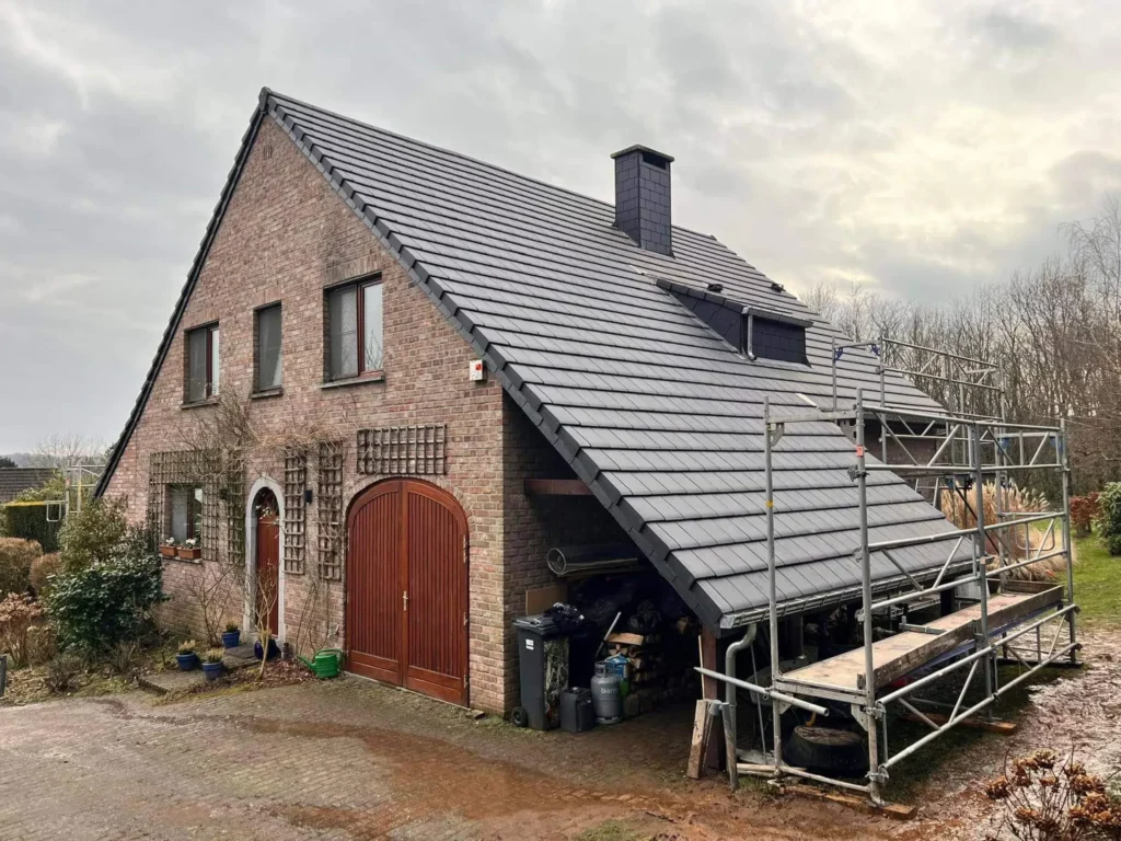 Toiture en pente avec des tuiles après rénovation | CBA Construct