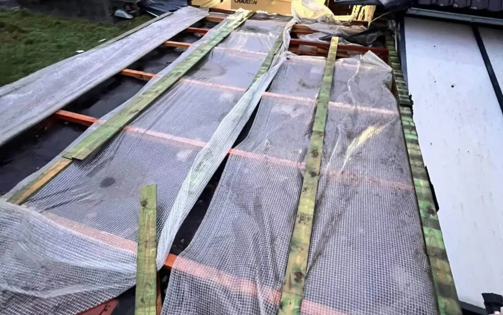 Dépannage urgent d'une rénovation de toiture en tôle qui s'était envolée dans la province de liège | CBA Construct avant intervention